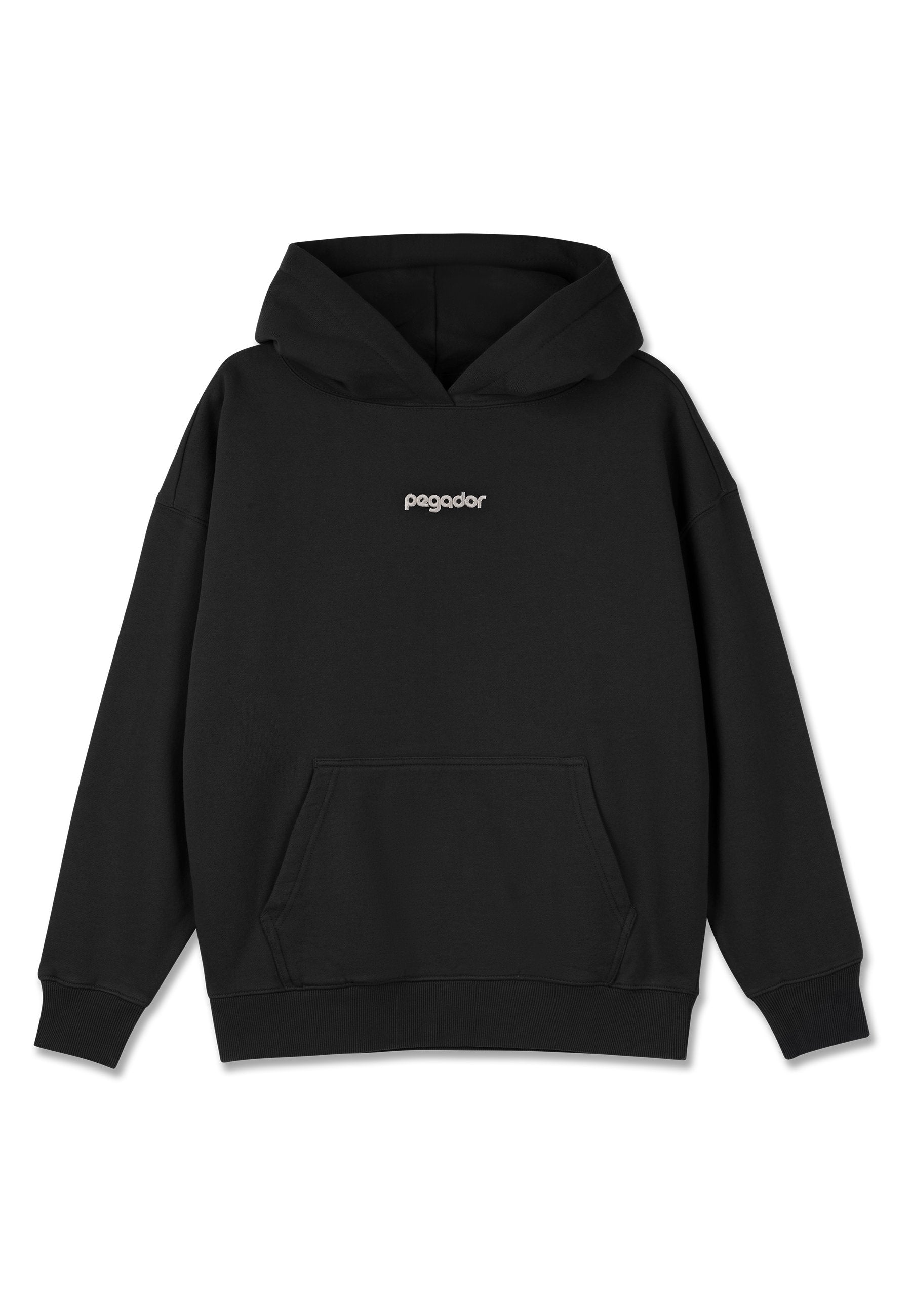 Schwarzer Kapuzenpullover mit einer vorderen Kängurutasche, gerippten Bündchen und Saum. Verfügt über ein weißes "pegador"-Logo auf der Brust. Hergestellt aus weichem Stoff.