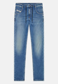 Jeans-Jogginghose in Hellblau mit leicht verblasster Optik. Mit elastischem Bund und Kordelzug sowie fünf Taschen.