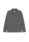 Grauer Button-Up-Jacke aus einem strukturierten Stoff, mit einem Kragen, zwei Fronttaschen und einem dezenten Markenetikett auf der unteren Seite.