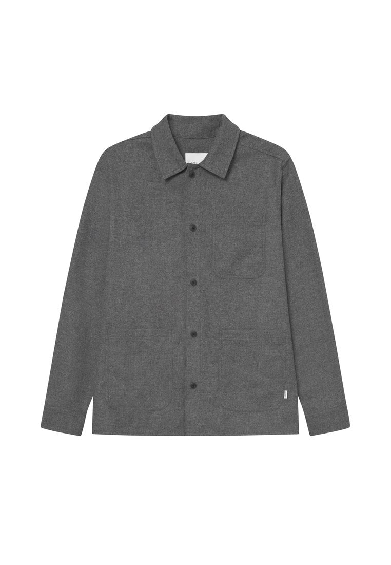 Grauer Button-Up-Jacke aus einem strukturierten Stoff, mit einem Kragen, zwei Fronttaschen und einem dezenten Markenetikett auf der unteren Seite.