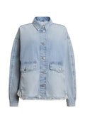 Hellblaues Jeansjacke mit durchgehender Knopfleiste, zwei Vordertaschen und einem fransigen Saum am unteren Ende. Lockere Passform mit Kragen.