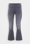 Grau ausgestellte Hosen mit einem breiten Bund. Glattes Material mit leichtem Glanz, das von oben dunkel zu unten heller verläuft.