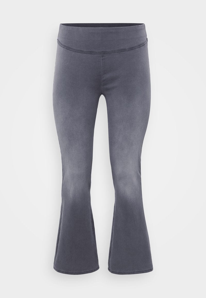 Grau ausgestellte Hosen mit einem breiten Bund. Glattes Material mit leichtem Glanz, das von oben dunkel zu unten heller verläuft.