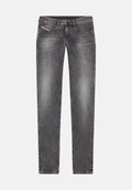 Graue Denim-Jeans im Slim-Fit mit einem Reißverschluss, Fünf-Taschen-Design und subtilen Ausbleichungen für Struktur. Mit Marken-Patch am Bund.