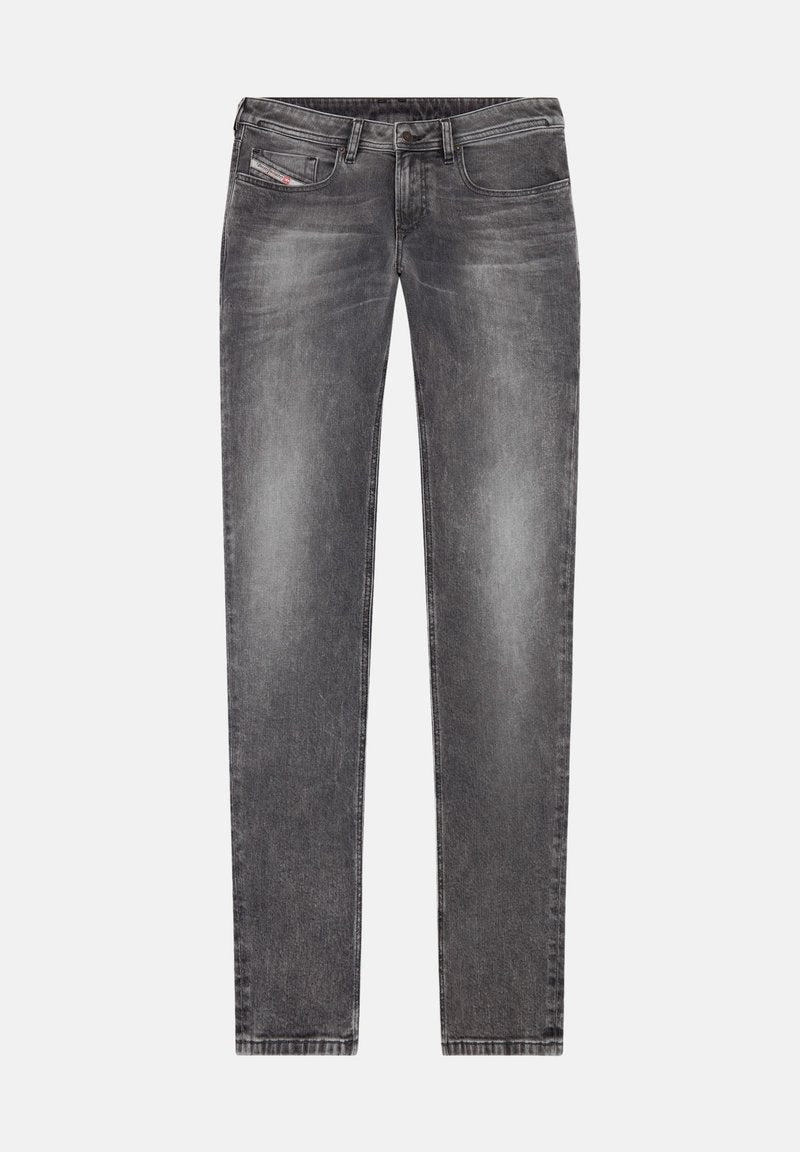 Graue Denim-Jeans im Slim-Fit mit einem Reißverschluss, Fünf-Taschen-Design und subtilen Ausbleichungen für Struktur. Mit Marken-Patch am Bund.