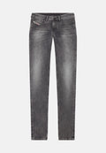 Graue Denim-Jeans im Slim-Fit mit einem Reißverschluss, Fünf-Taschen-Design und subtilen Ausbleichungen für Struktur. Mit Marken-Patch am Bund.