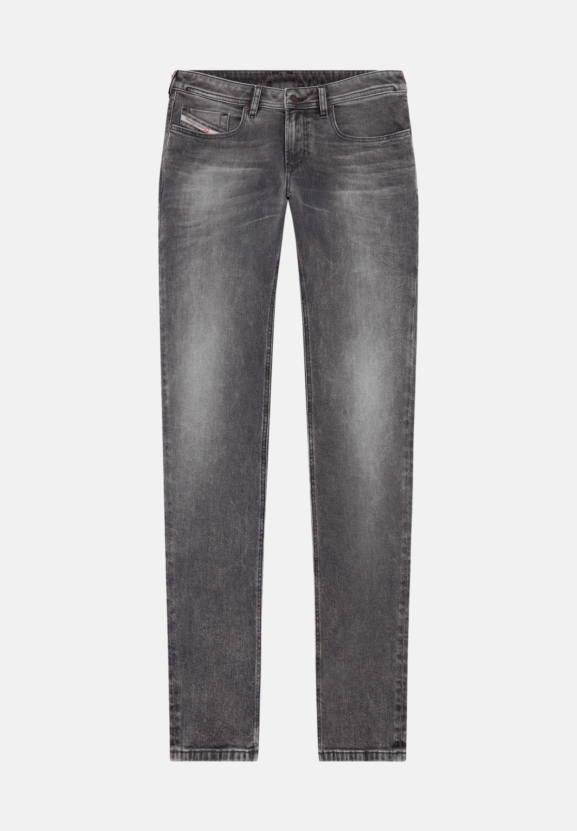 Graue Denim-Jeans im Slim-Fit mit einem Reißverschluss, Fünf-Taschen-Design und subtilen Ausbleichungen für Struktur. Mit Marken-Patch am Bund.