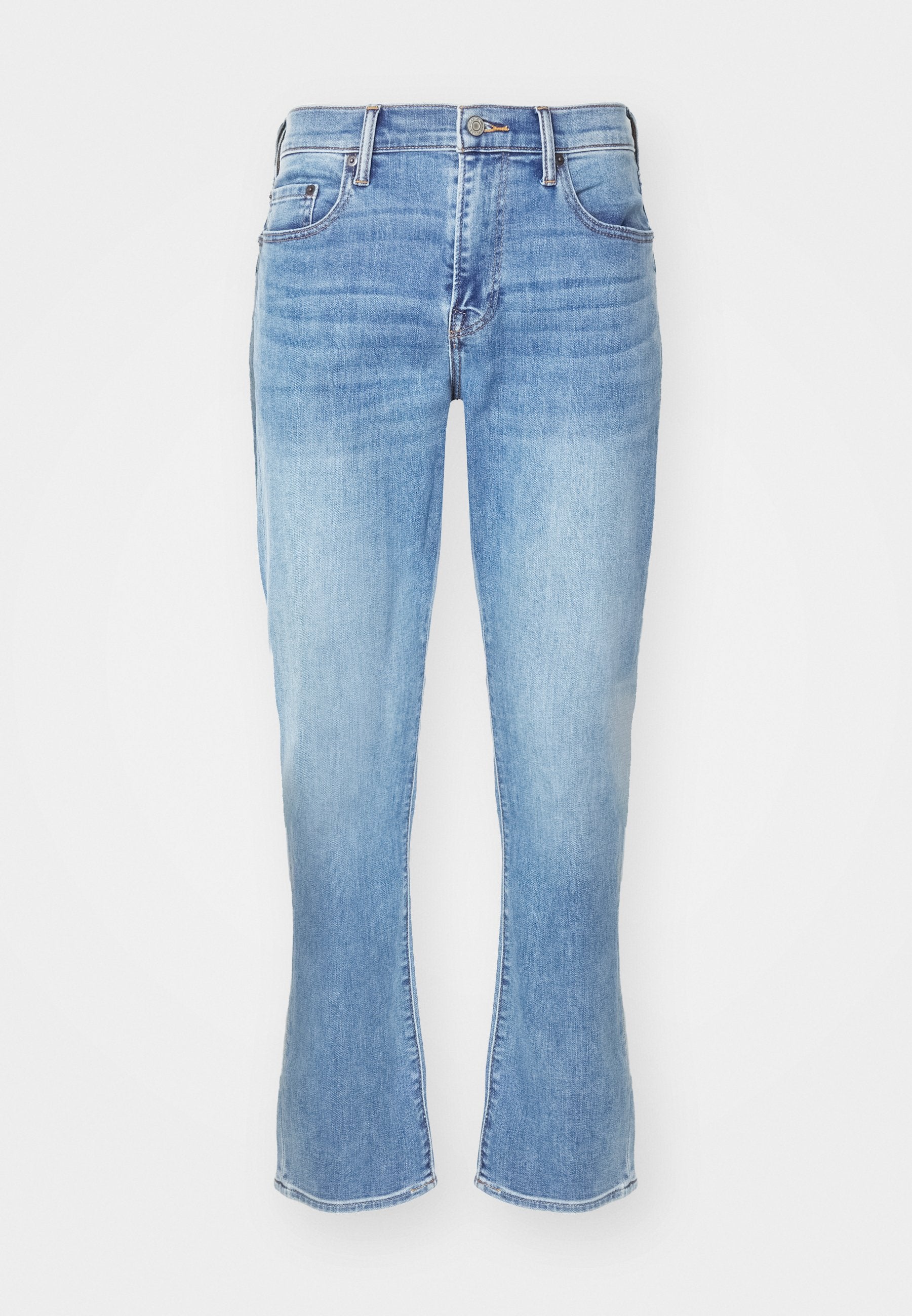 Hellblaues Denim-Jeans mit geradem Schnitt, ausgestellten Beinöffnungen, Fünf-Taschen-Design und subtiler Abnutzung an den Knien und Oberschenkeln.