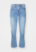 Hellblaues Denim-Jeans mit geradem Schnitt, ausgestellten Beinöffnungen, Fünf-Taschen-Design und subtiler Abnutzung an den Knien und Oberschenkeln.