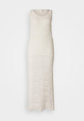 Langes, ärmelloses Kleid in einem cremefarbenen Häkelmuster mit geometrischen Formen, strukturiertem Material und bodenlangem Design.