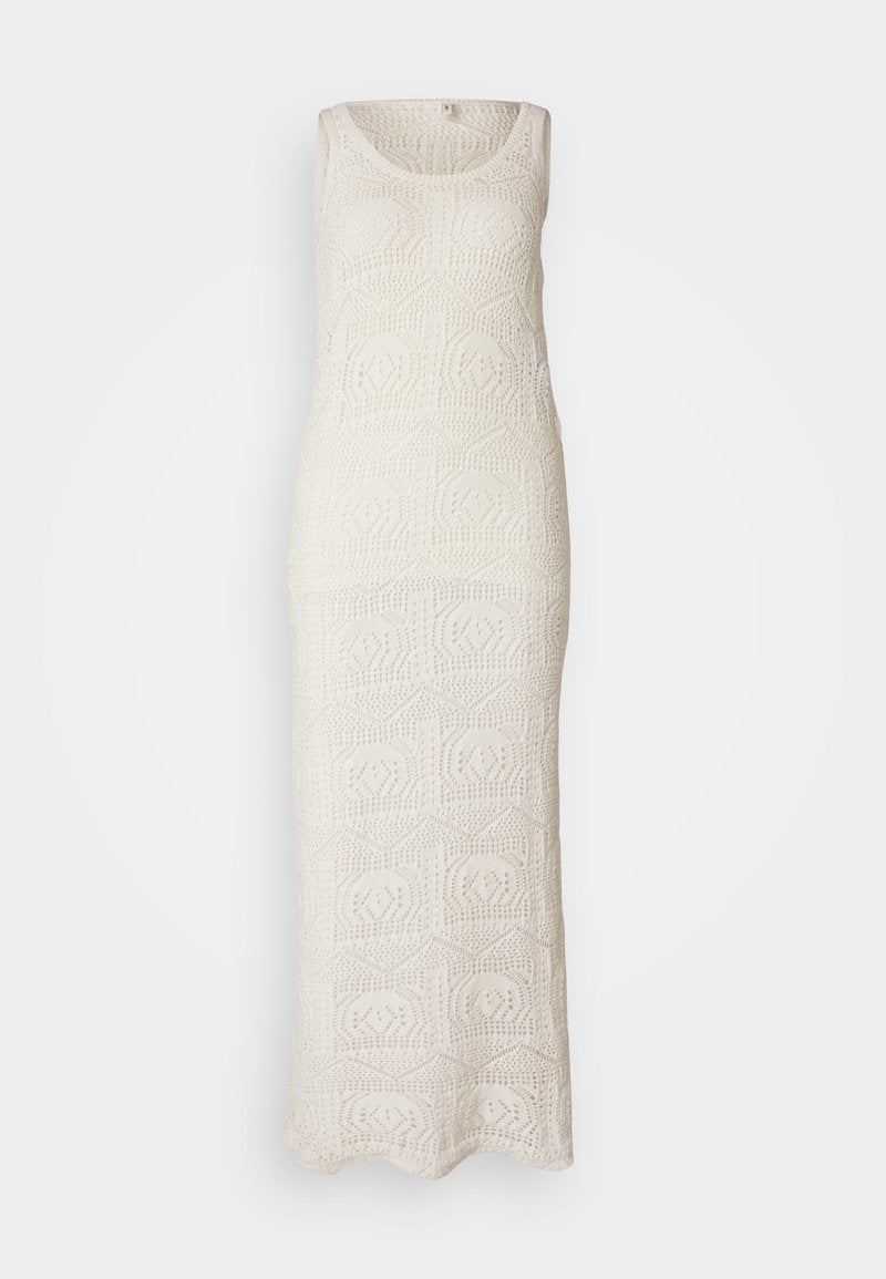 Langes, ärmelloses Kleid in einem cremefarbenen Häkelmuster mit geometrischen Formen, strukturiertem Material und bodenlangem Design.