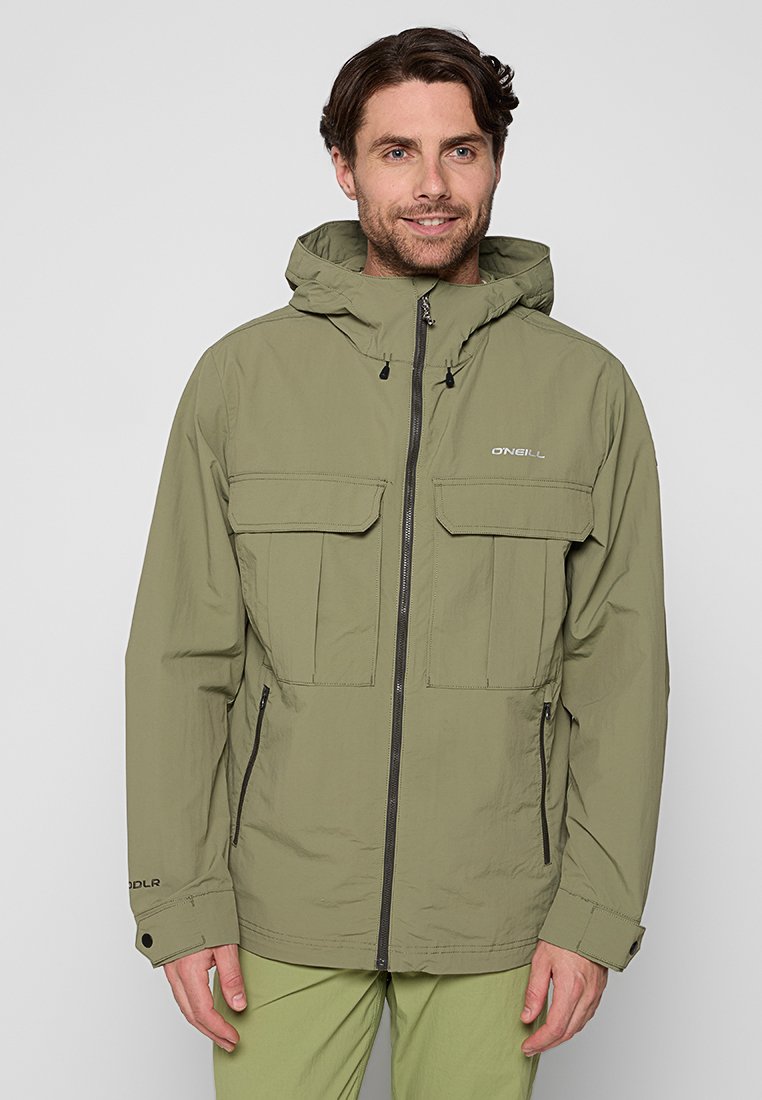 Olivgrüne Jacke mit durchgehendem Reißverschluss, zwei großen Brusttaschen und seitlichen Reißverschlusstaschen. Mit Kapuze und verstellbaren Bündchen für eine optimale Passform.