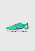 Grüner synthetischer Fußballschuh mit strukturiertem Obermaterial, weißer Sohle, schwarzen Stollen und blauen Nike-Swoosh-Akzenten. Schnürdesign für einen sicheren Sitz.