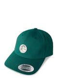 Grüne verstellbare Kappe aus Stoff, mit einem runden Logo-Patch und einem Kunststoff-Einstellverschluss auf der Rückseite, mit gebogenem Schirm.