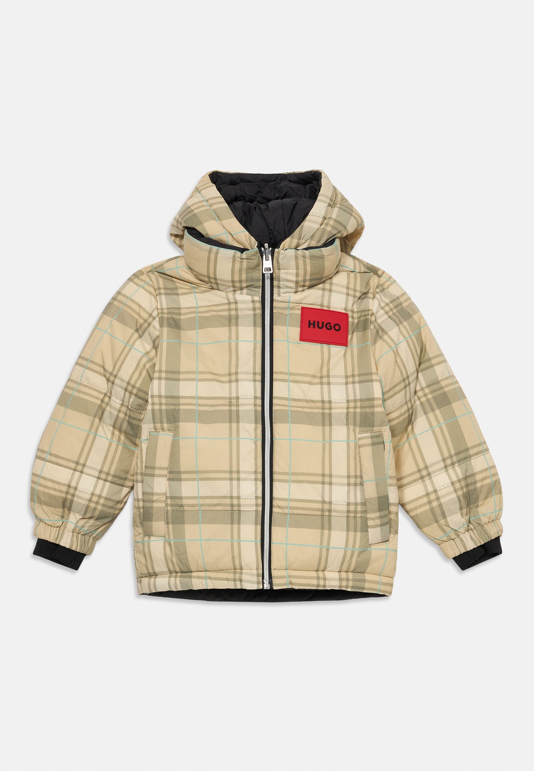 Beige karierte gepolsterte Jacke mit Kapuze, Frontreißverschluss, Seitentaschen, schwarzem Innenfutter und rotem Patch mit der Aufschrift "HUGO" auf der Brust.