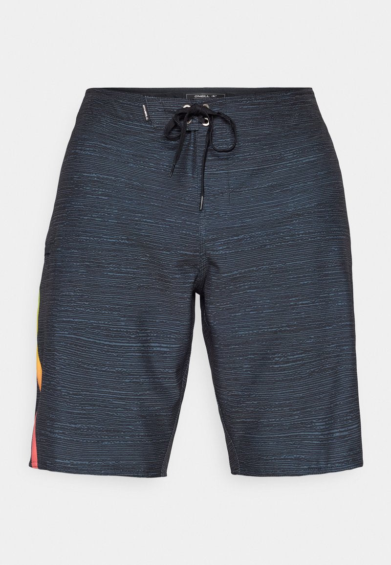 Schwarze Badeshorts mit einem strukturierten Streifenmuster, ausgestattet mit einem Kordelzugbund und bunten Akzenten auf der linken Seite.