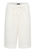 Weiße Shorts aus einem weichen, leichten Stoff. Sie verfügen über einen elastischen Bund mit Kordelzug und gerade geschnittene Beine, die knapp über dem Knie enden.