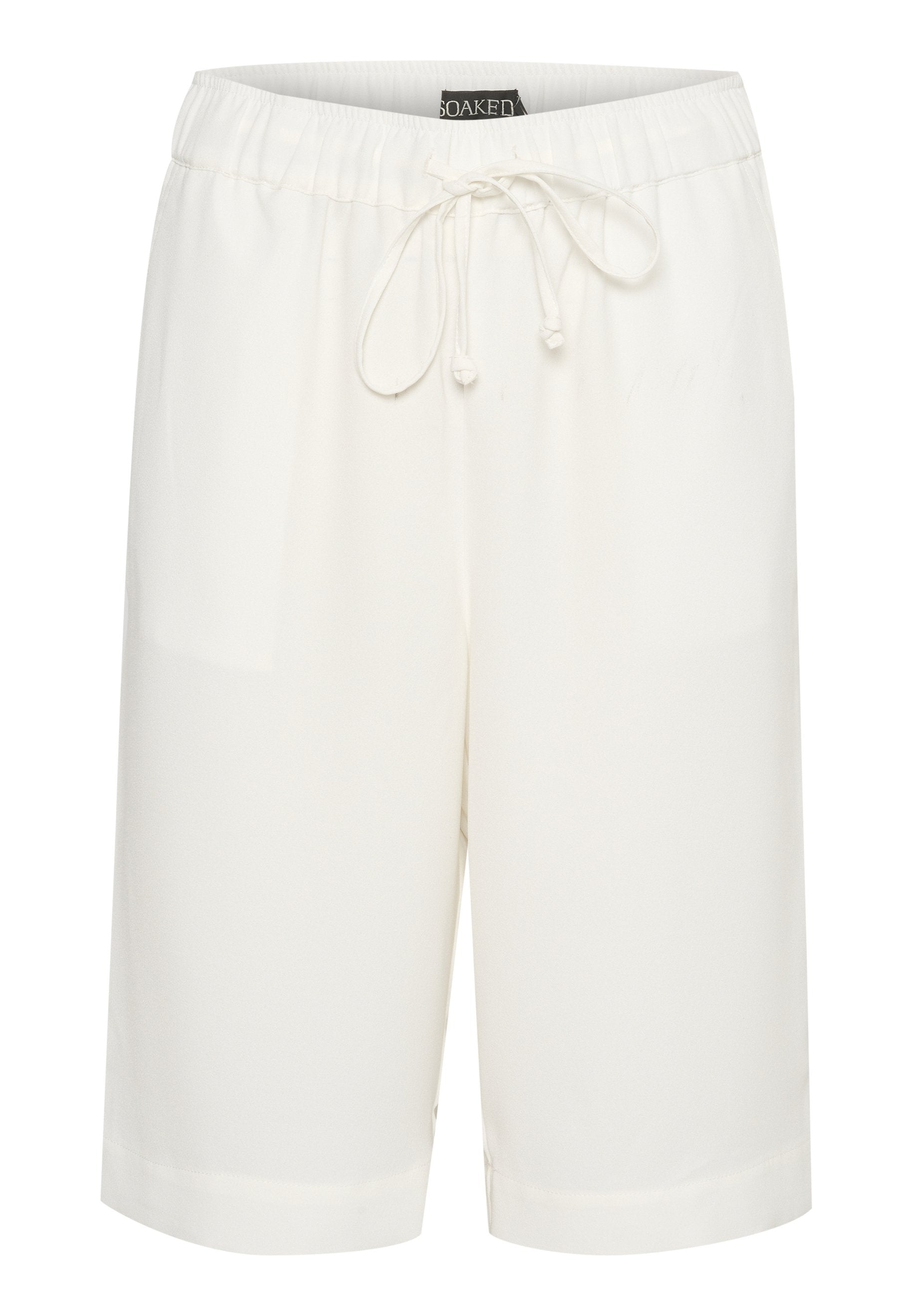 Weiße Shorts aus einem weichen, leichten Stoff. Sie verfügen über einen elastischen Bund mit Kordelzug und gerade geschnittene Beine, die knapp über dem Knie enden.