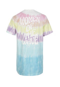 T-Shirt im Batikdesign in pastelfarbenen Tönen (Rosa, Gelb, Lavendel, Blau) mit großen weißen Schriftzug "WOMEN OF THE WAVE" auf dem Rücken. Weicher, Baumwollstoff.