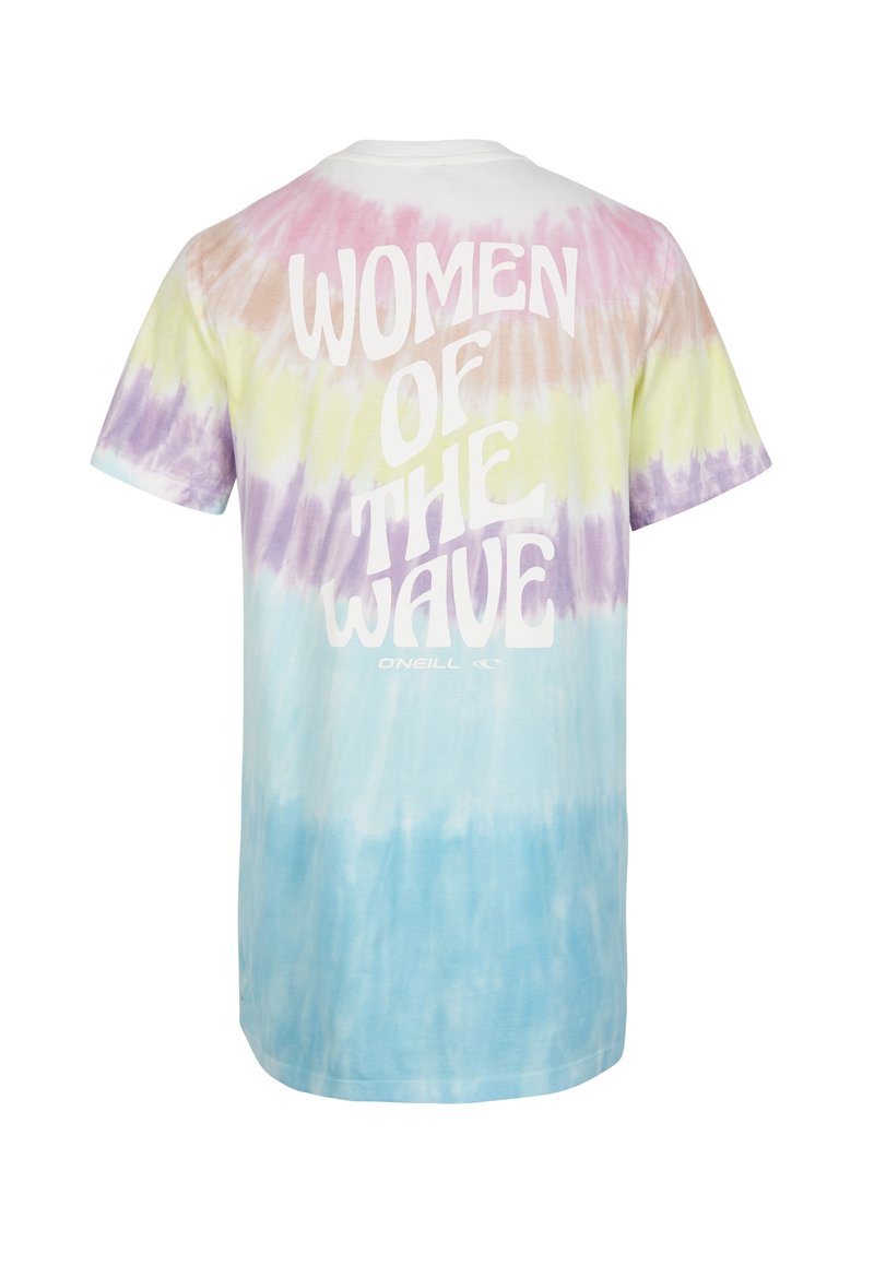 T-Shirt im Batikdesign in pastelfarbenen Tönen (Rosa, Gelb, Lavendel, Blau) mit großen weißen Schriftzug "WOMEN OF THE WAVE" auf dem Rücken. Weicher, Baumwollstoff.