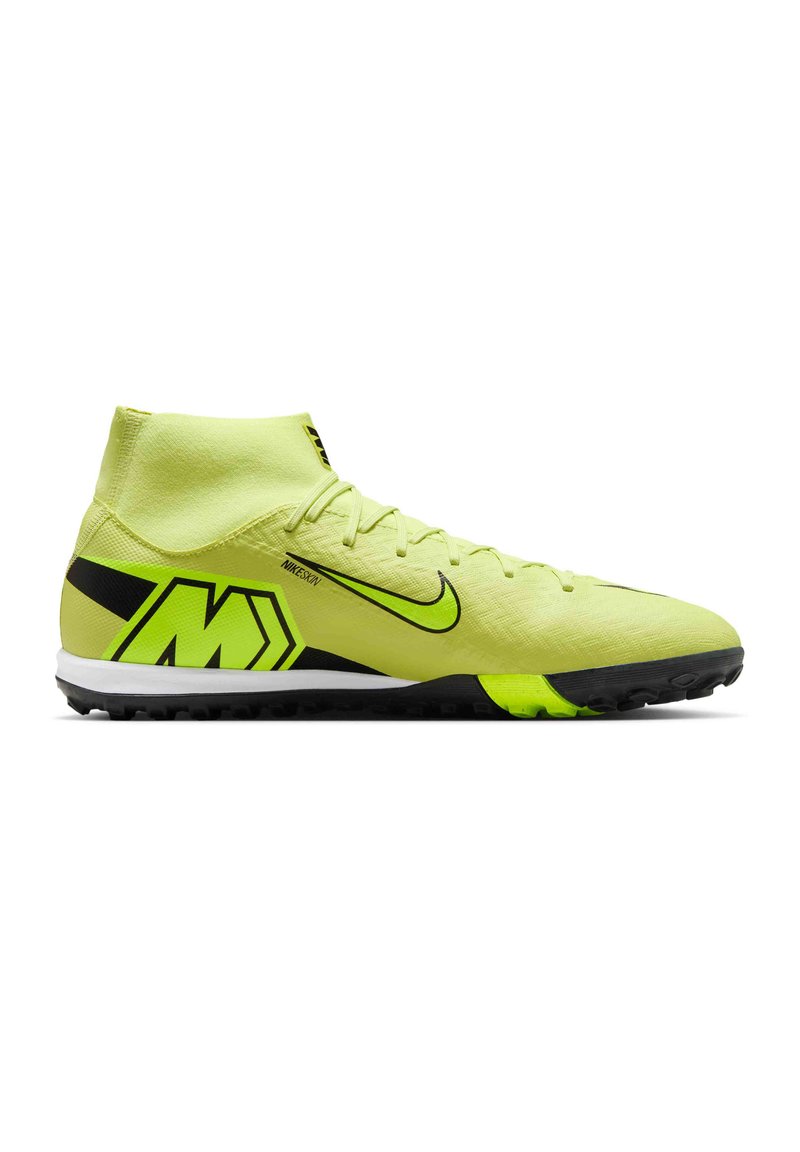 Helle, gelbe Fußballschuhe mit einem hohem Design. Sie verfügen über schwarze Akzente, eine strukturierte Oberfläche und eine schwarze Gummisohle mit Traktionsstollen.