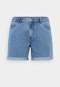 Jeansshorts in hellblau, mit umgeschlagenem Saum, fünf Taschen, Knopfverschluss und gesteppten Details. Aus Baumwollstoff gefertigt.