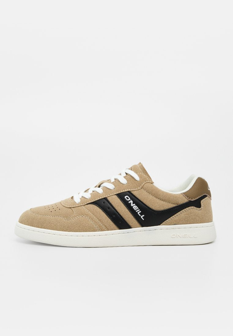 Beiger Veloursleder-Sneaker mit weißen Schnürsenkeln, schwarzen Seitenstreifen, weißer Sohle und "O'NEILL" Logo an der Seite und an der Ferse.