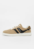 Beiger Veloursleder-Sneaker mit weißen Schnürsenkeln, schwarzen Seitenstreifen, weißer Sohle und "O'NEILL" Logo an der Seite und an der Ferse.