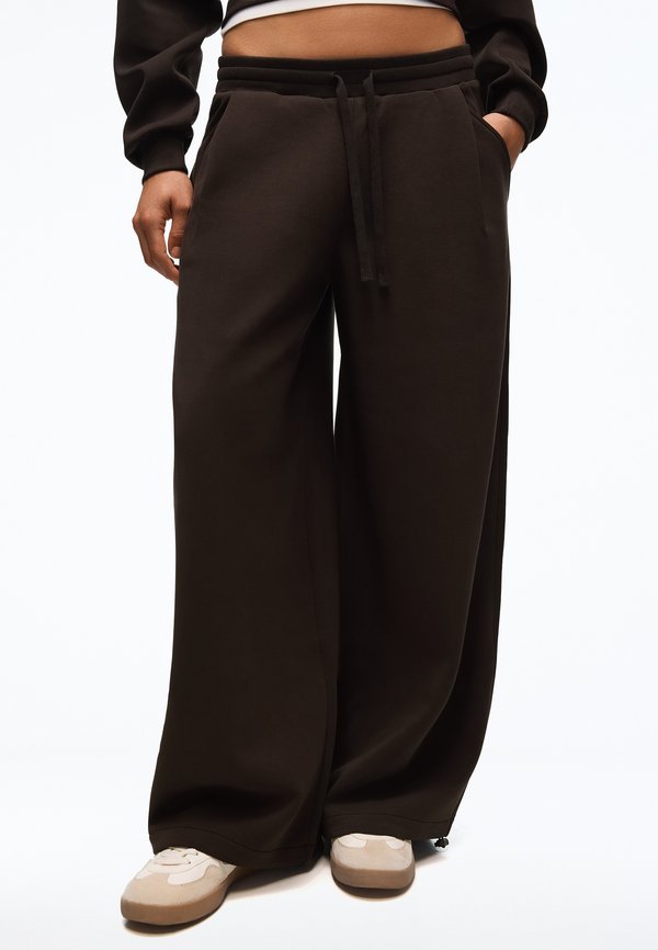 Bershka BARREL TROUSERS - Tracksuit bottoms - dark brown