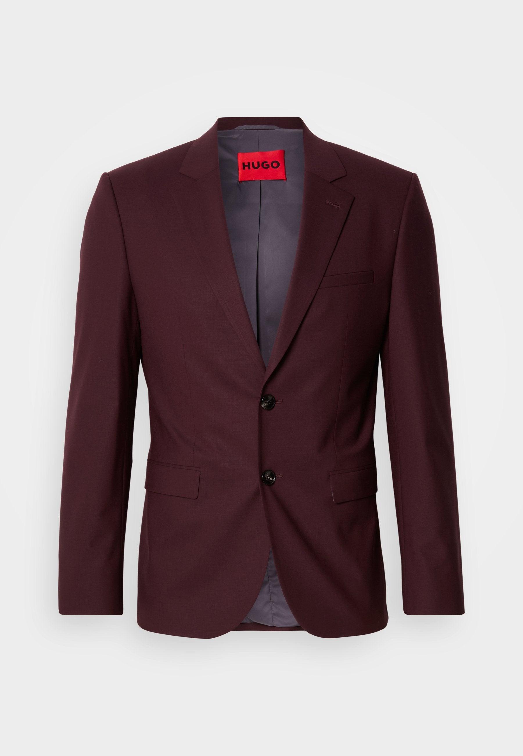 Bordeauxroter Blazer mit schmaler Passform, gekerbten Revers, zwei Knöpfen und einer einzelnen Brusttasche. Grau gefüttert, mit schwarzen Knopfakzenten ausgestattet.