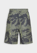Gemusterte Shorts mit einem dunkelgrauen Grundton und einem strukturierten grünen abstrakten Design, elastischem Bund und lockerer Passform.