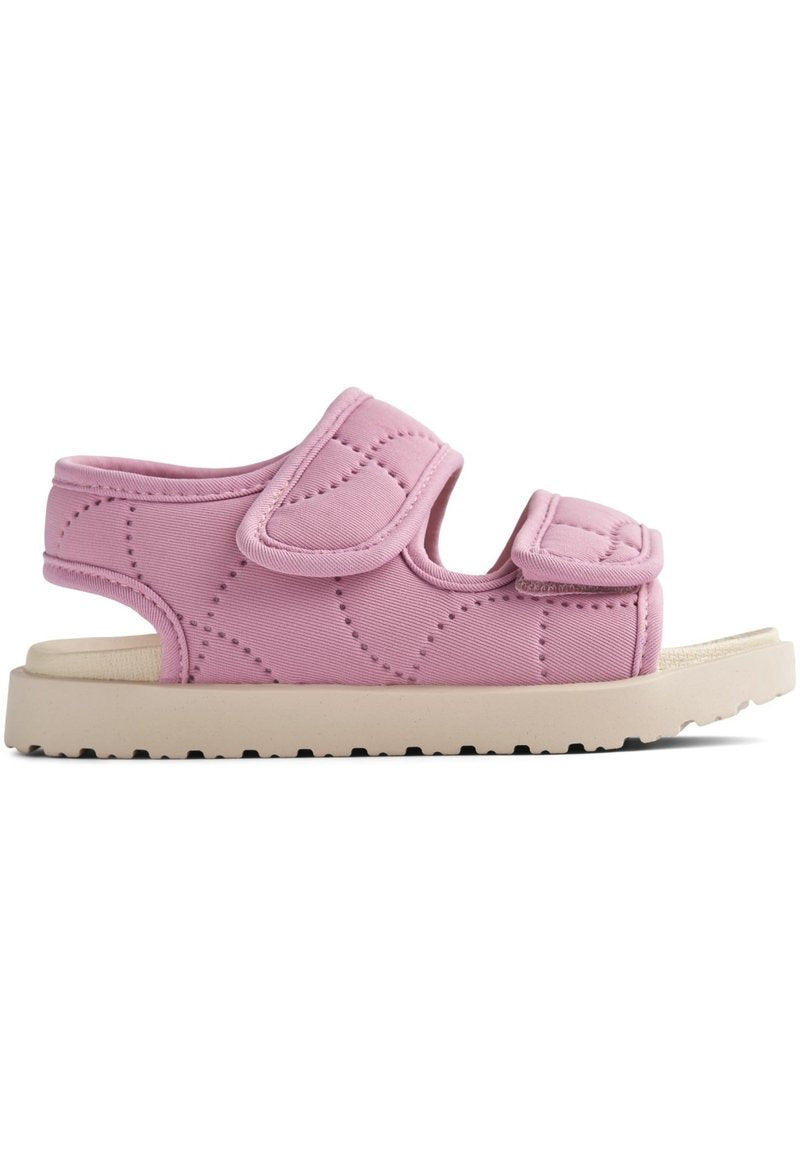 Rosa gesteppte Sandalen mit zwei verstellbaren Klettverschlussriemen, flexibler beiger Sohle und einem rutschfesten Muster auf der Unterseite.