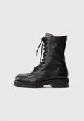 Schwarze Leder Schnürstiefel mit runder Zehenpartie, Broguemuster und robuster Gummisohle. Verfügt über einen Reißverschluss auf der Rückseite für ein einfaches An- und Ausziehen.
