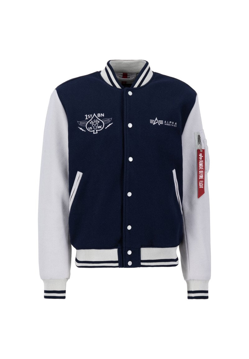 Marineblau und weiße Collegejacke mit Wollkörper, gerippten Bündchen, Druckknopfverschluss, bestickten Aufnähern und einem Etikett am linken Ärmel.