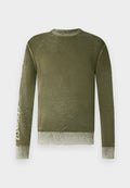 Langärmeliges olivgrünes Sweatshirt mit gerippten Bündchen und Saum, dezenter verwaschener Textur und hellfarbigen grafischen Text auf dem rechten Ärmel.