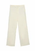 Cremfarbene weit geschnittene Hose aus leichtem Stoff, mit vorderen Taschen und einer glatten, gleichmäßigen Textur sowie einem klaren Finish.