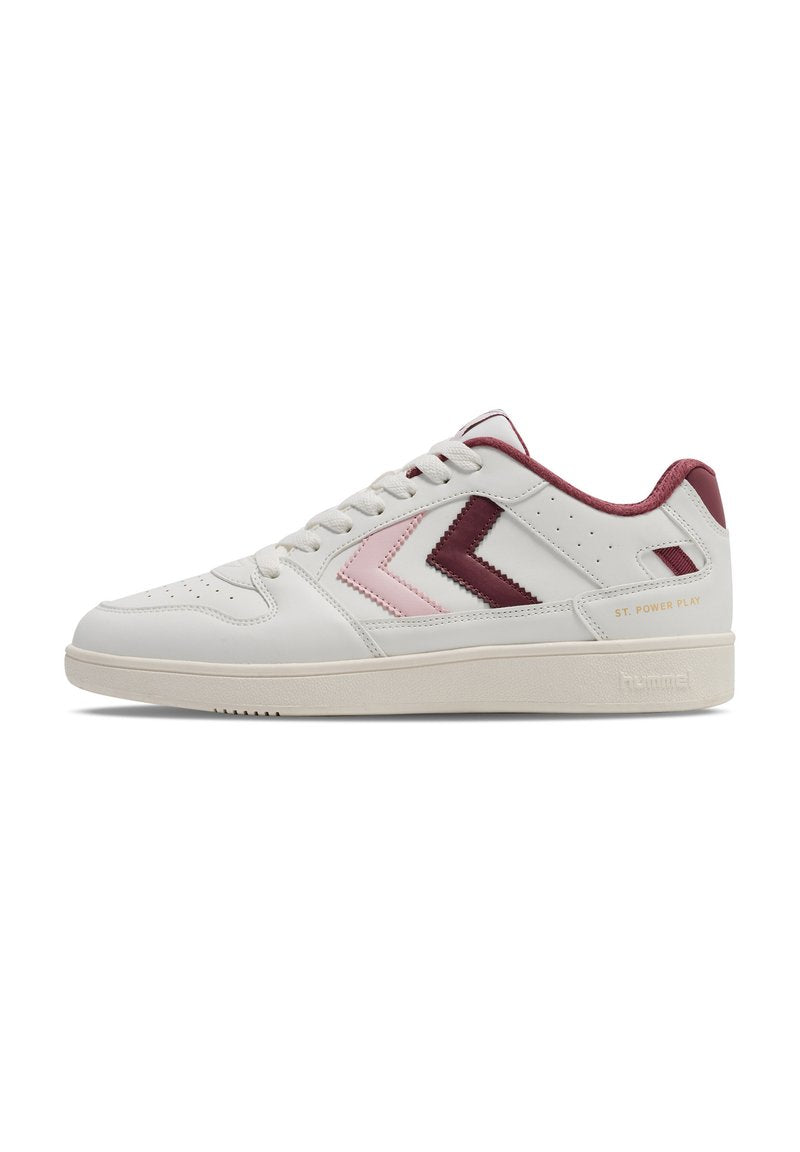 Weißer Sneaker mit niedrigem Schaft und rosa sowie burgunderfarbenen Chevron-Akzenten, weißen Schnürsenkeln, beige-farbener Sohle und dem Text "ST. POWER PLAY" an der Seite.