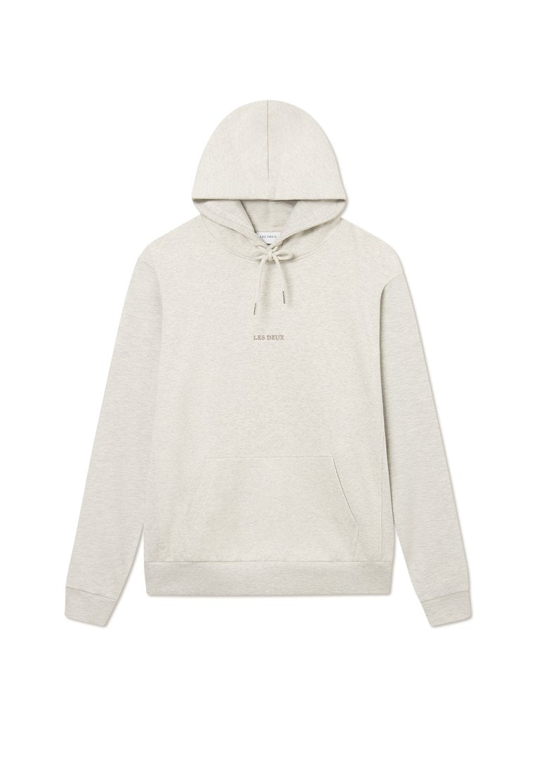 Hellgrauer Hoodie aus weichem Stoff, mit einer Kängurutasche, einem verstellbaren Kapuzenzug und einem schlichten Logotext in der Mitte.