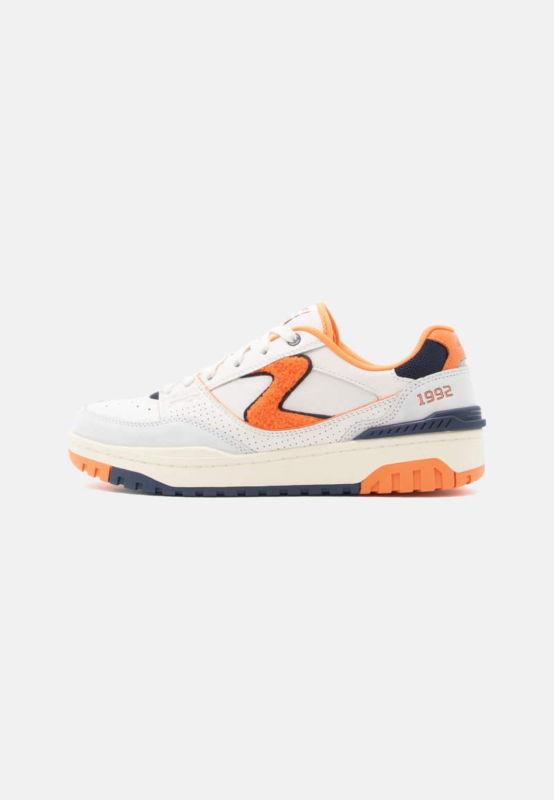 Weißer Sneaker mit orangefarbenen und dunkelblauen Akzenten, strukturierten Paneelen und perforierten Details. Verfügt über eine erhöhte Sohle und "1992" auf der Seite gestickt.