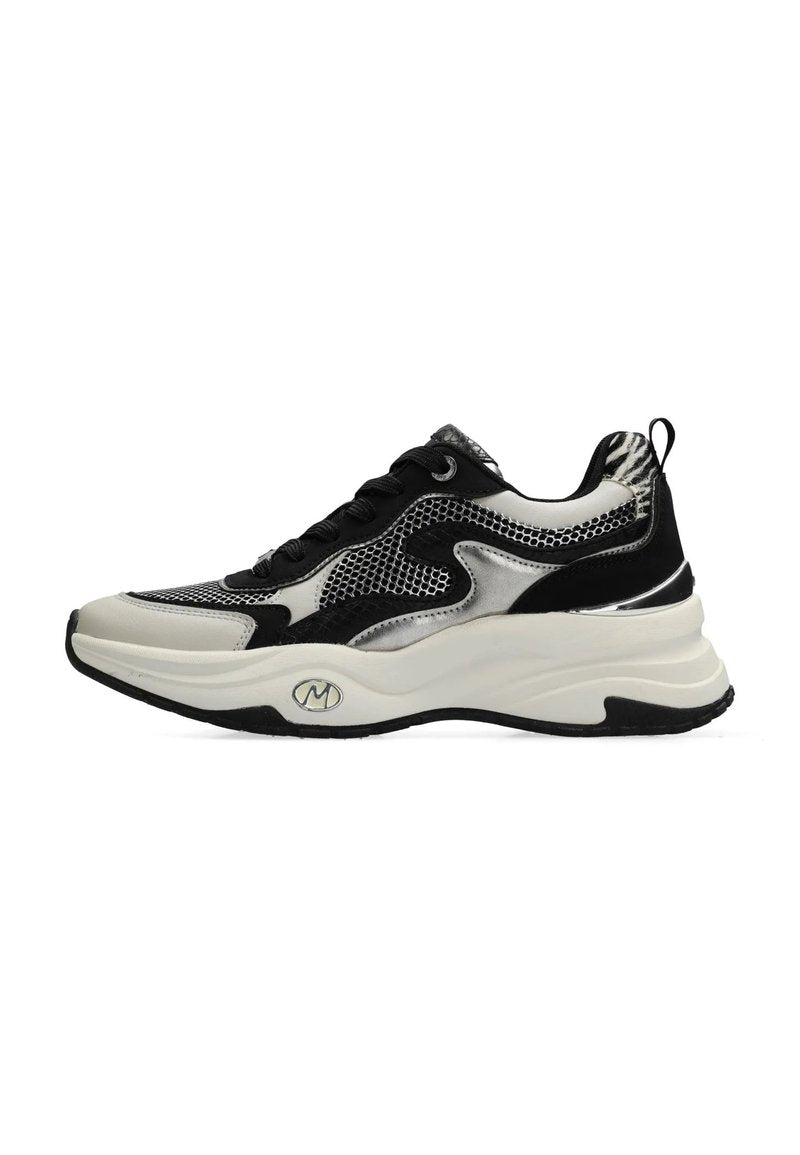 Schwarze, weiße und silberne klobige Sneaker mit Mesh- und Lederdetails, Tierdruckkragen, dicker weiße Sohle und schwarzen Schnürsenkeln.