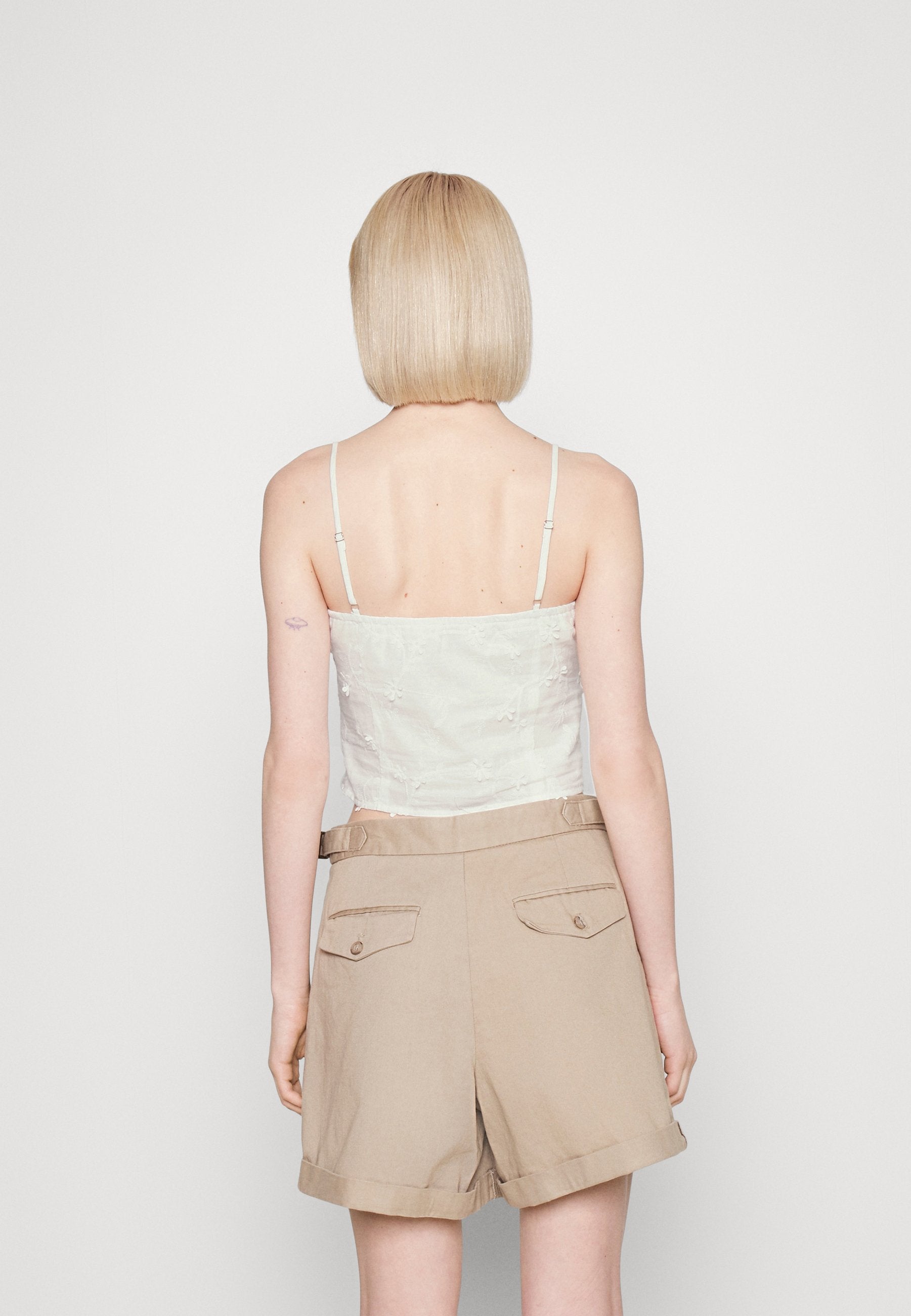 NA-KD ANGLAISE TIE FRONT SINGLET