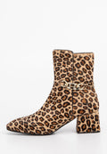 Leopardenmuster Ankle-Boot mit Blockabsatz, goldener Kettenakzent, weichem Material und scharf zugespitzter Zehenpartie.
