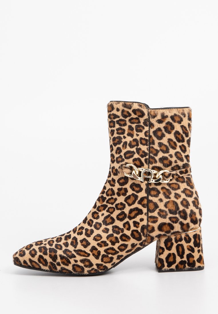 Leopardenmuster Ankle-Boot mit Blockabsatz, goldener Kettenakzent, weichem Material und scharf zugespitzter Zehenpartie.