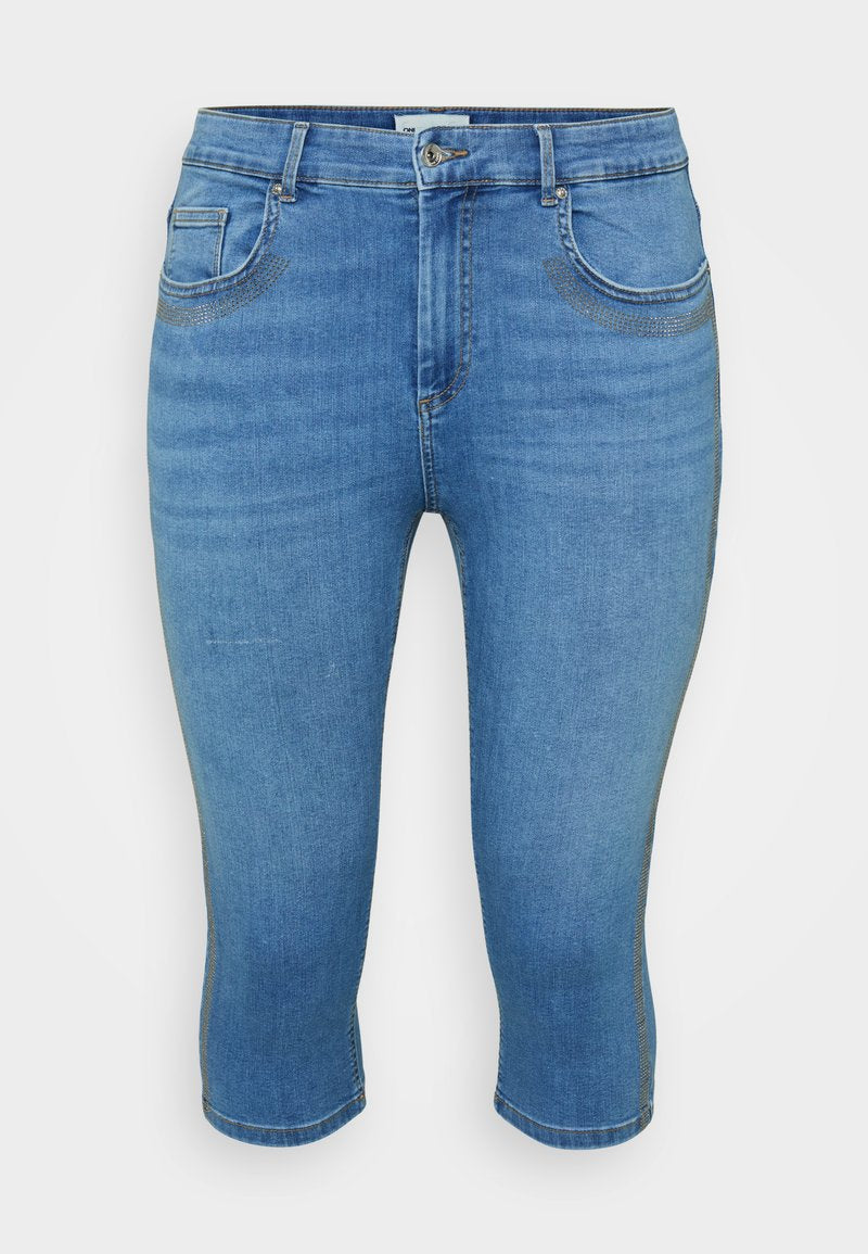 Hellblaue Denim-Capri-Jeans mit tailliertem Schnitt, fünf Taschen und tonal abgestimmten Nähten, die knapp unter dem Knie enden.