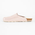 Helle rosa Wildleder-Slipper mit Korkfußbett. Abgerundete Form, weiche Innenauskleidung und strukturierte Gummisohle für Grip.