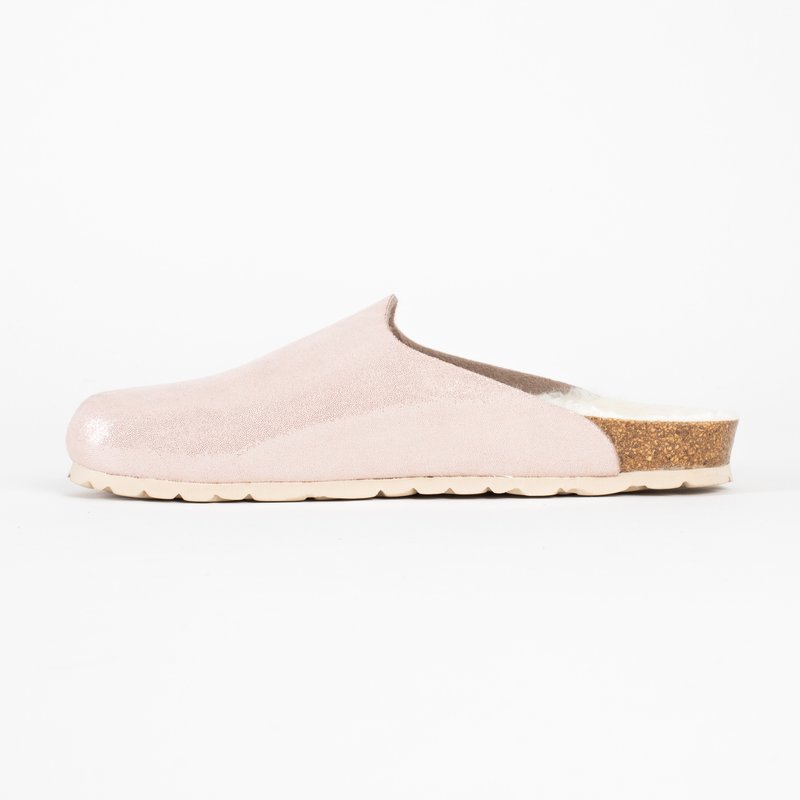 Helle rosa Wildleder-Slipper mit Korkfußbett. Abgerundete Form, weiche Innenauskleidung und strukturierte Gummisohle für Grip.