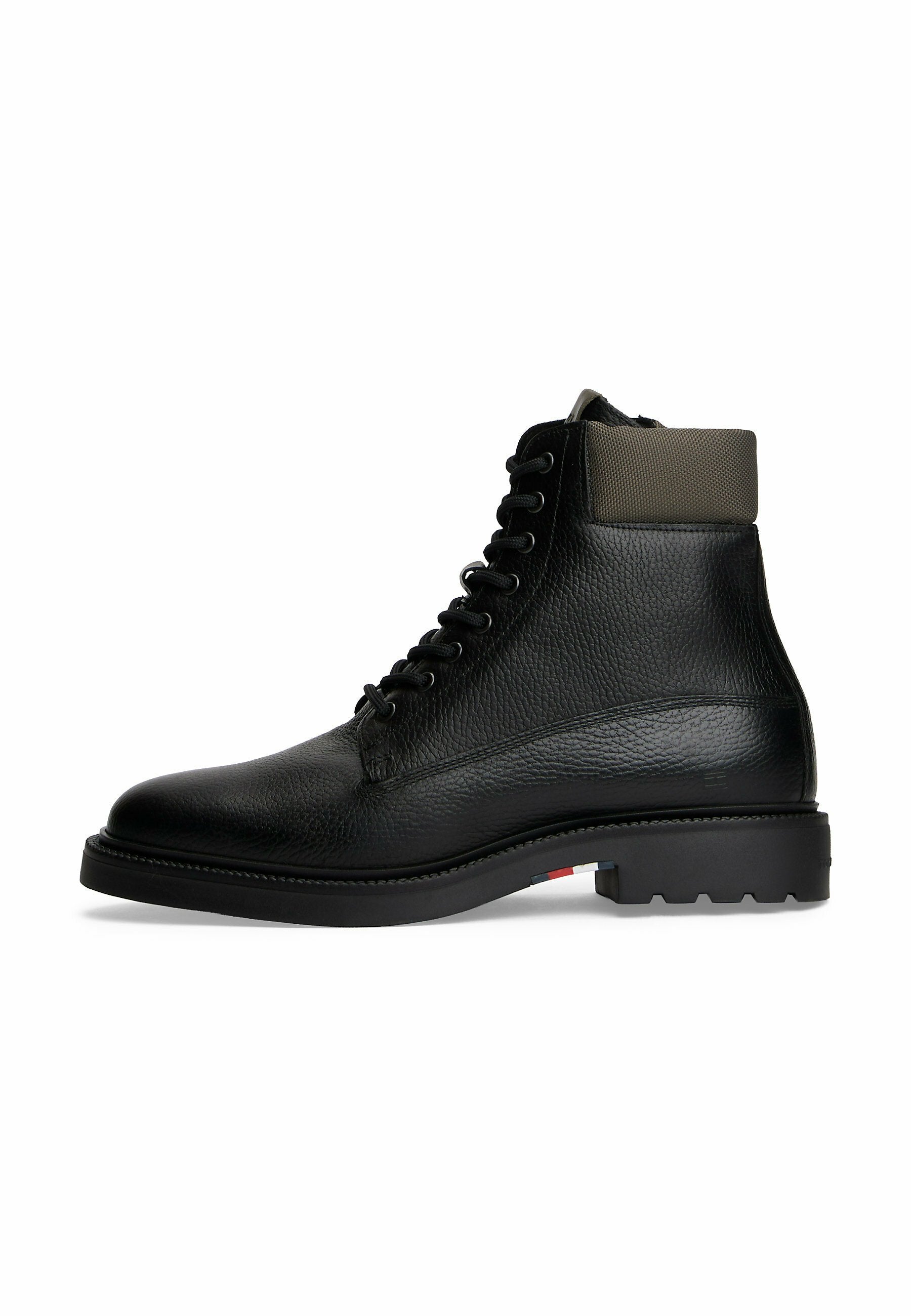 LIGHTWEIGHT WATER REPELLENT Media 1
