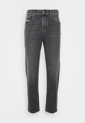 Graue Jeans aus Denim mit geradem Schnitt, ausgestattet mit einem klassischen Fünf-Taschen-Design, Knopfverschluss und subtiler Ausbleichung des Stoffs.