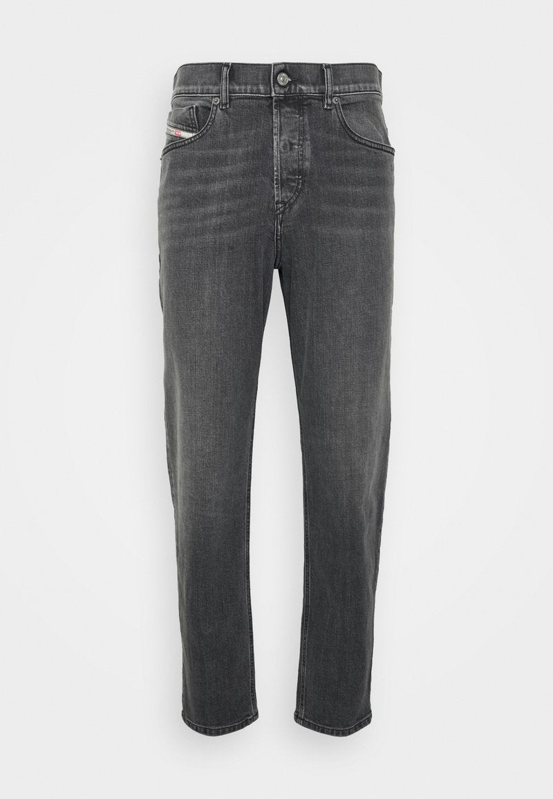 Graue Jeans aus Denim mit geradem Schnitt, ausgestattet mit einem klassischen Fünf-Taschen-Design, Knopfverschluss und subtiler Ausbleichung des Stoffs.