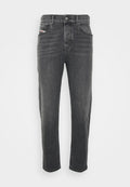 Graue Jeans aus Denim mit geradem Schnitt, ausgestattet mit einem klassischen Fünf-Taschen-Design, Knopfverschluss und subtiler Ausbleichung des Stoffs.